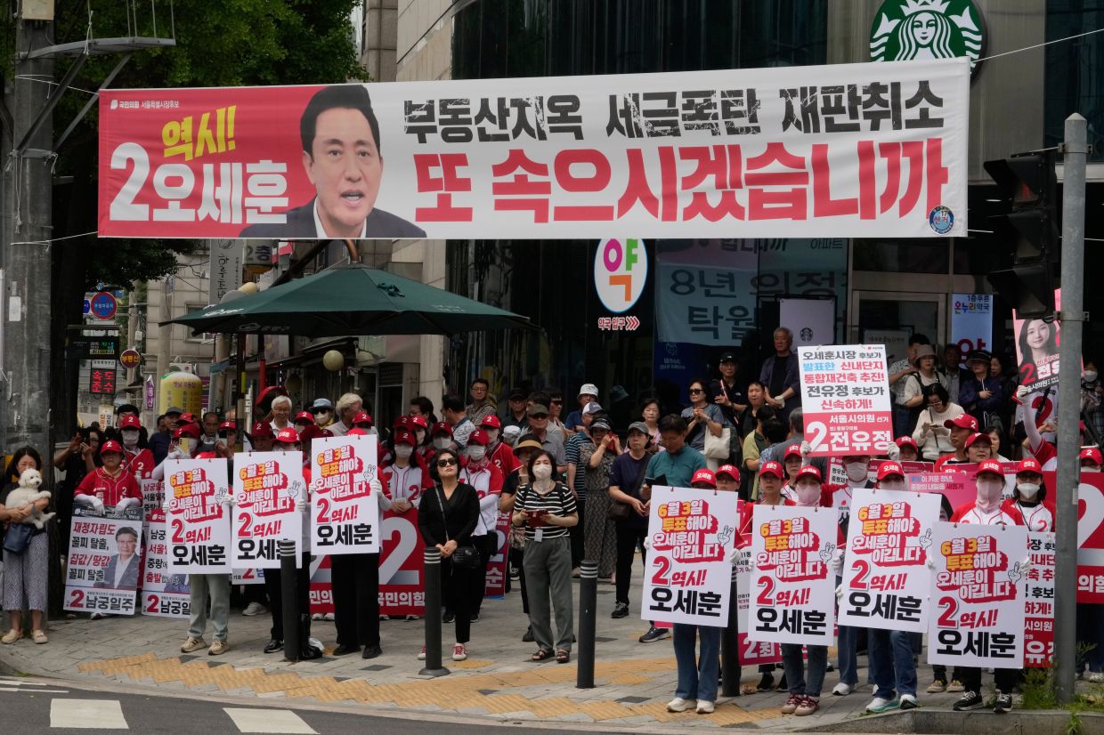 Speculation is that Prime Minister Kim, a key political ally of President Lee, could step down and try to take over the party from current leader Jung Chung-rae in an attempt to further solidify Lee's grip on the party.