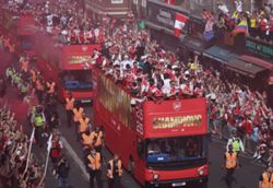 Soccer-Arsenal paint London red with victory parade after Premier League title win