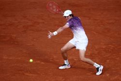 Tennis-Teen titan Fonseca topples Ruud to make French Open quarter-finals