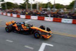 Motor racing-McLaren join Ferrari as only F1 teams to make 1,000 GP starts