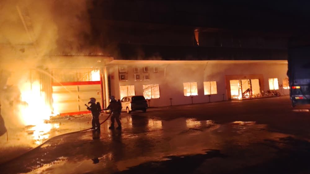 Firefighters from the Semenyih Fire and Rescue Station were immediately dispatched to the scene.