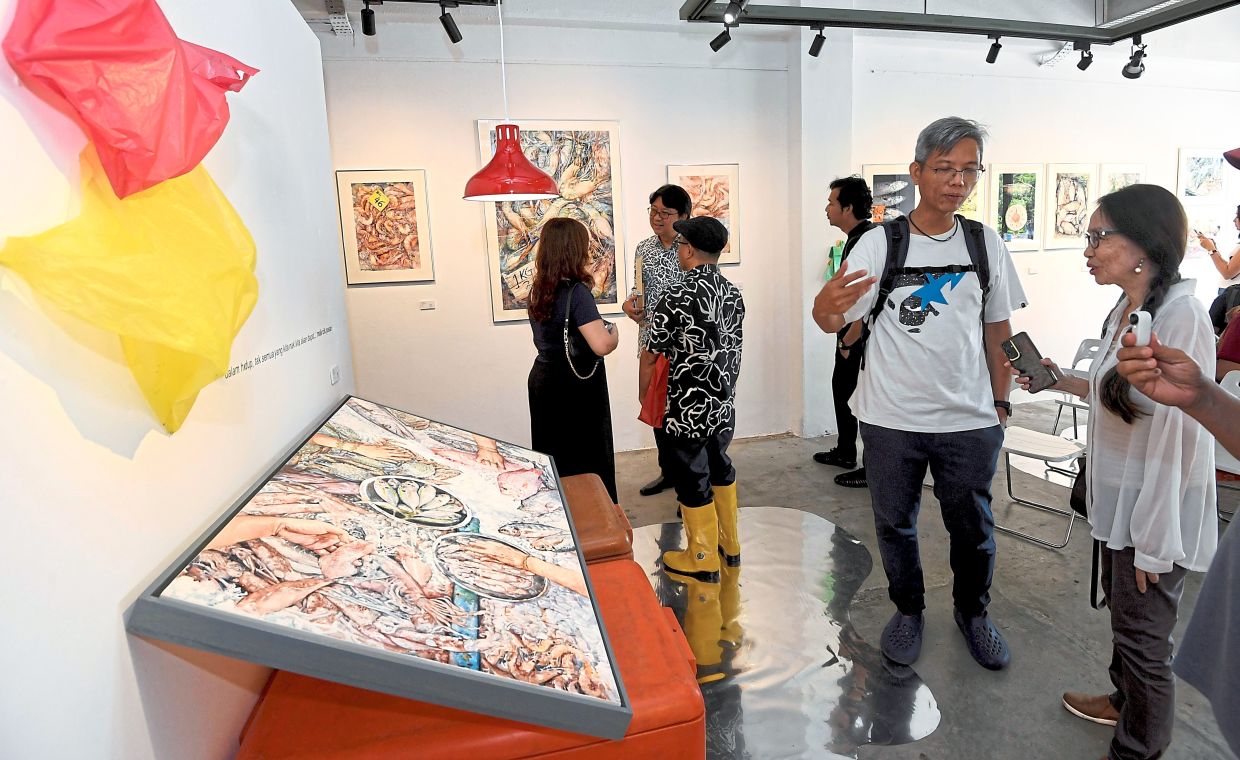 Visitors crowd Awegallery for Ryzalman's debut solo exhibition 'Berapa Sekilo? Rhythm Of The Wet Market' in Petaling Jaya. Photo: The Star/Azhar Mahfof 