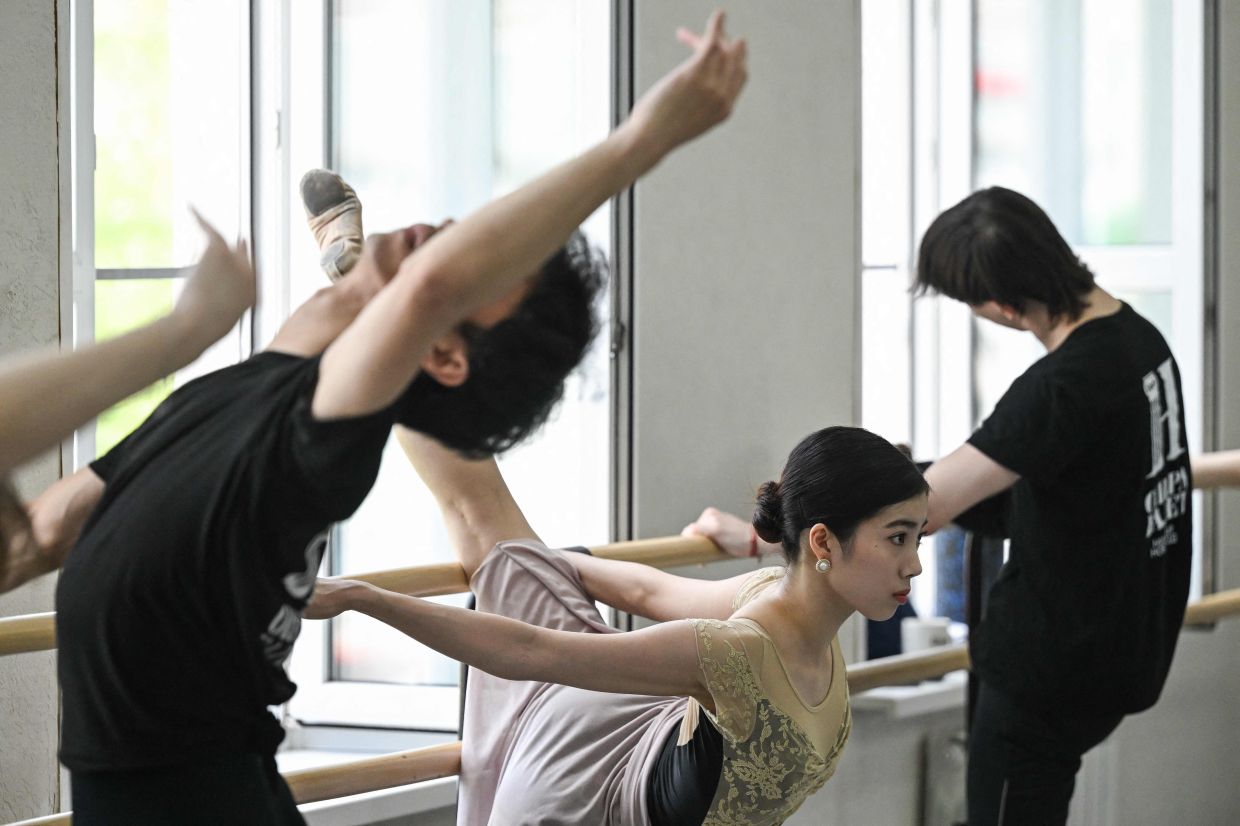 Japanese dancers based in Russia are pressing on with their careers even as the Ukraine conflict affects daily life.