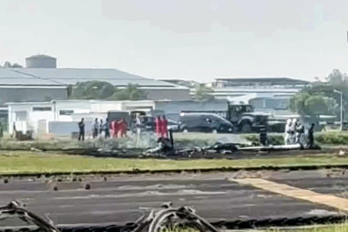 Two Taiwanese air force pilots died on Tuesday (June 2) when their propeller-driven T-34 training aircraft crashed in Kaohsiung City.