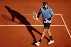 Tennis-Italian trio poised for semi-final charge at Roland Garros