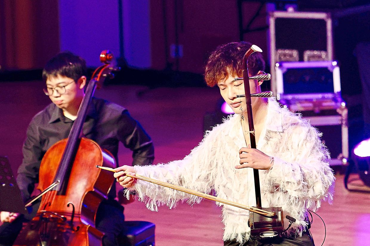 Hong-Kong born erhu virtuoso and music producer Chu Wan Pin performing at the fundraising concert.