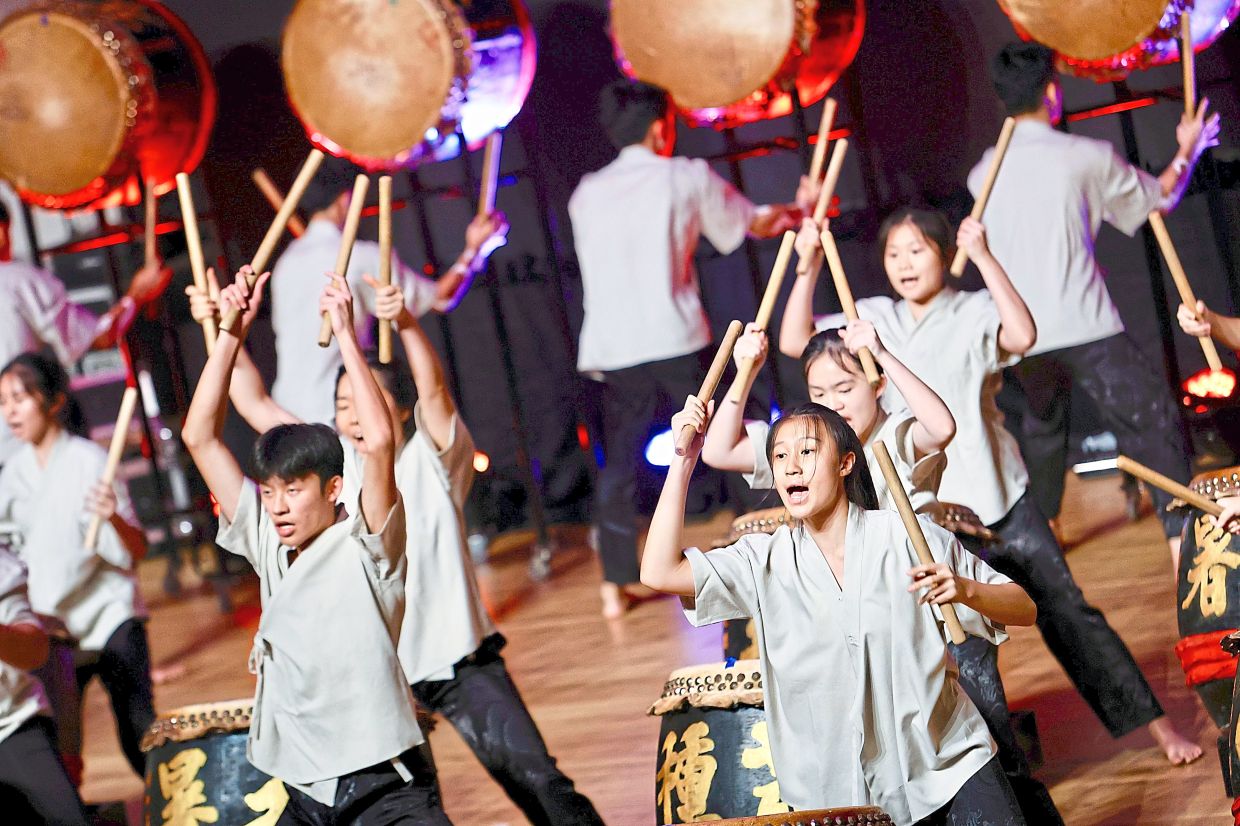 24 festive drums performance by Pin Hwa High School at the fundraising concert for SJK (C) Sunsuria.