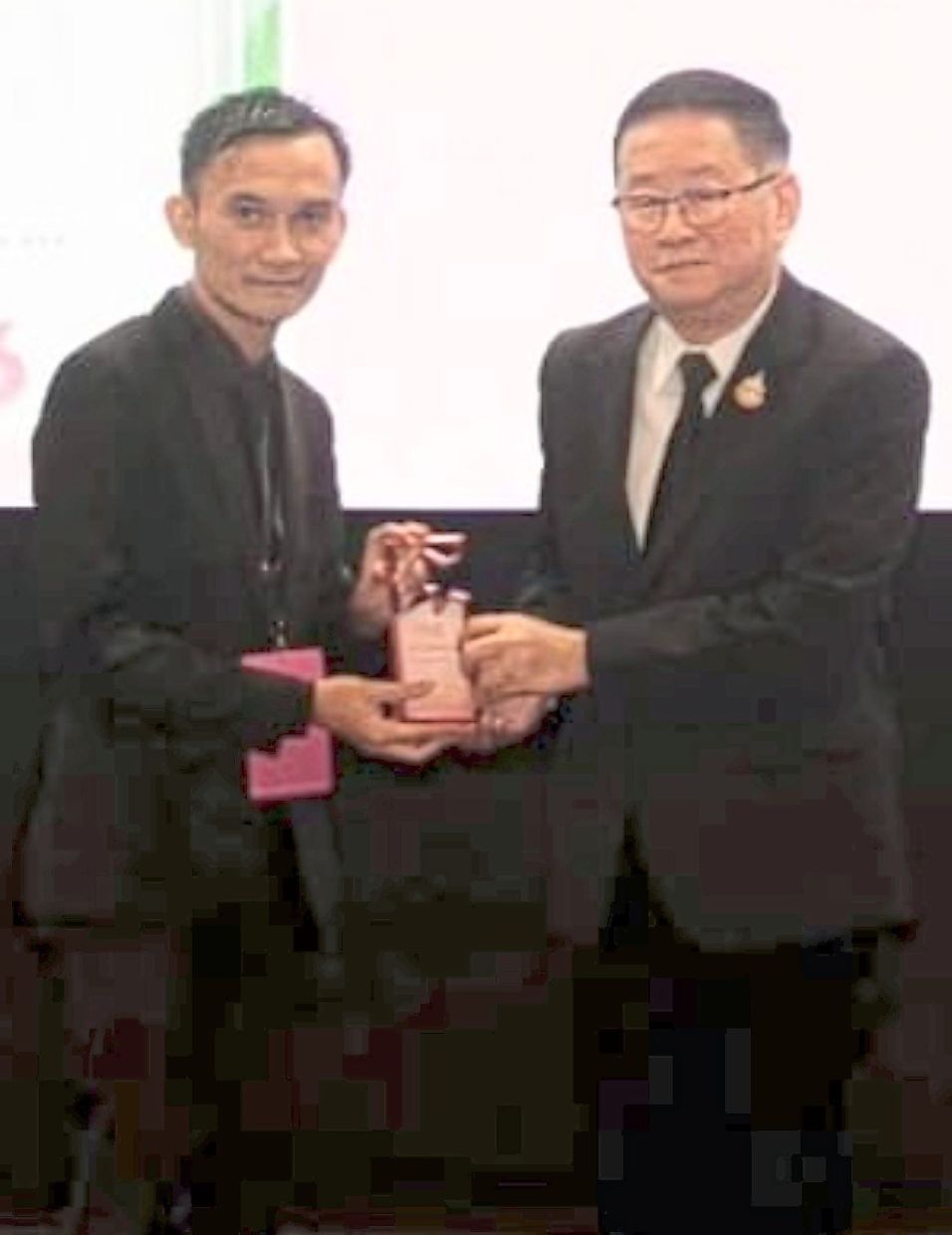 In a bittersweet victory, Dr Mohamad Sirhaj­wan Idek secured a top international education award for Malaysia, just hours before mourning the passing of his mother.