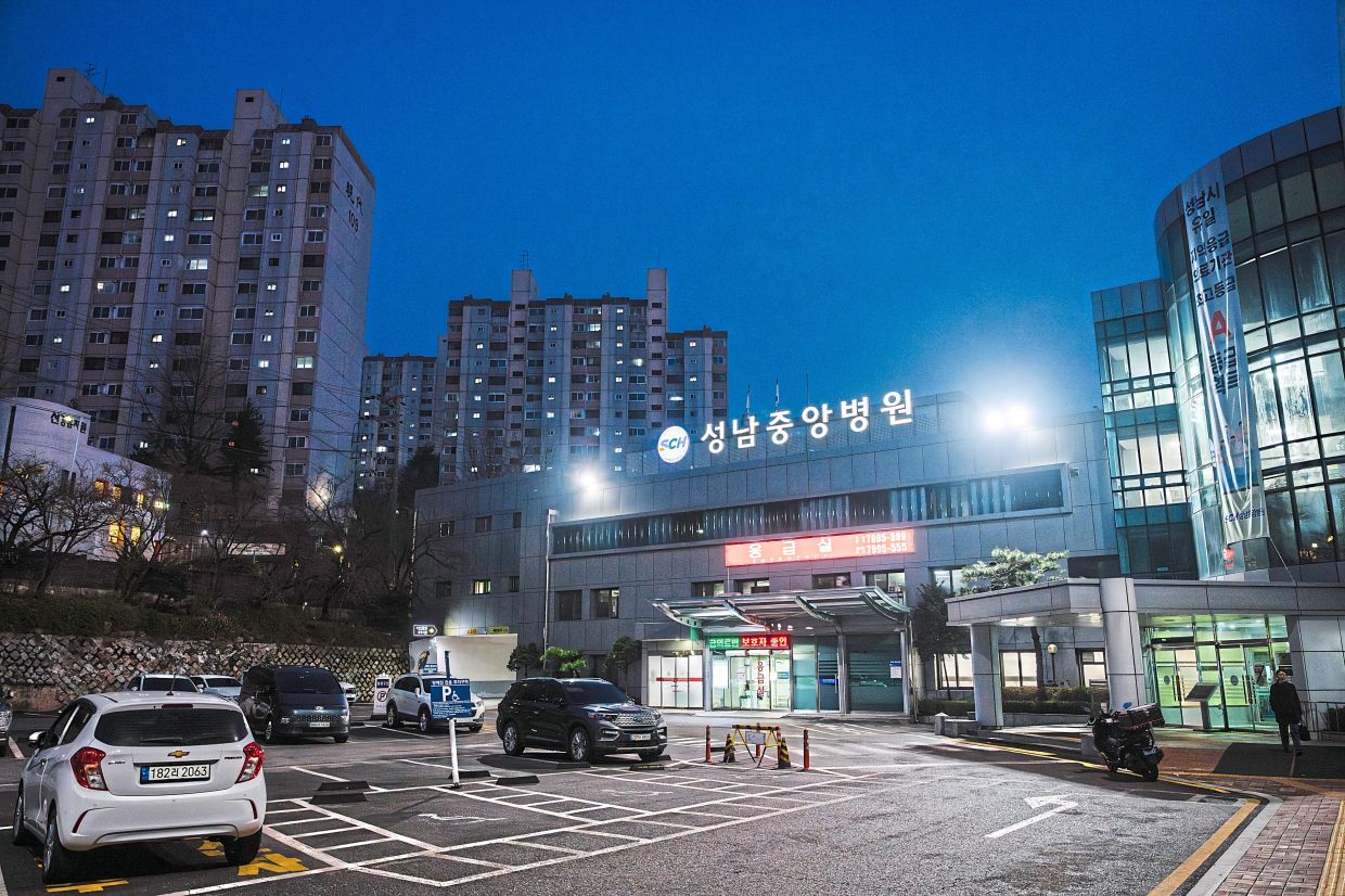 The ER of Seongnam Central Hospital in Seongnam, South Korea. Most ER patients in South Korea do not arrive in an ambulance but are walk-ins, according to government figures. — Jun Michael Park/The New York Times 