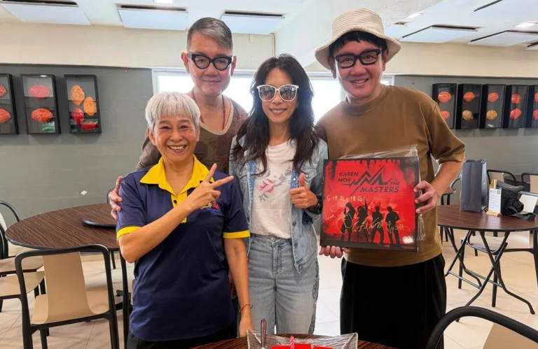 Karen Mok (second from right) with (from far left), Kelly Jie Seafood staff member Alice Chong and Singaporean composer-producers Lee Si Song and Lee Wei Song. Photo: 6256C94C0000000021021755/Xiaohongshu