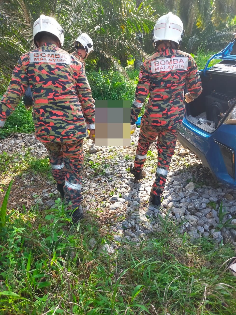 The operations commander reported that the accident involved a car which had hit a water pipe.