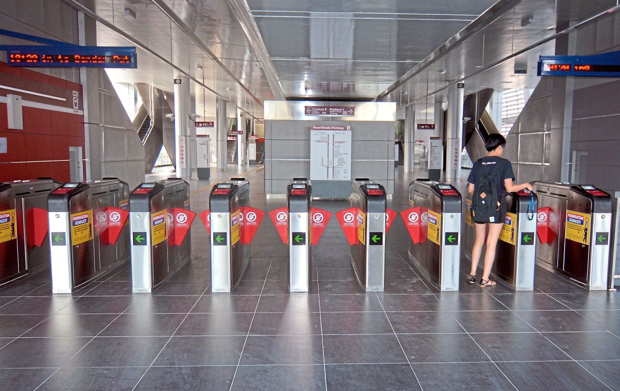 Passengers await the day the promised open payment system at the fare gate comes true. — Filepic
