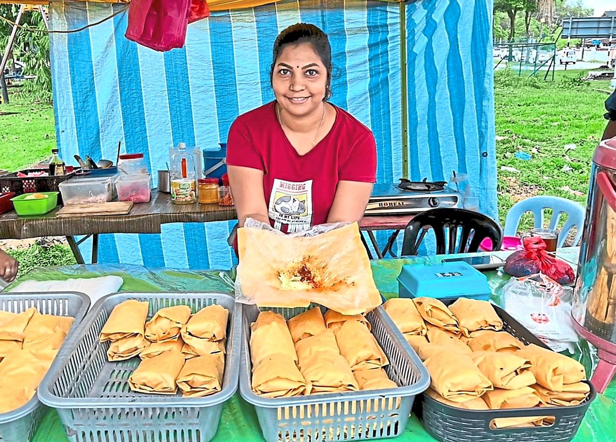 Kalaiarasi has kept the price of nasi lemak at only RM1 for the last seven years.