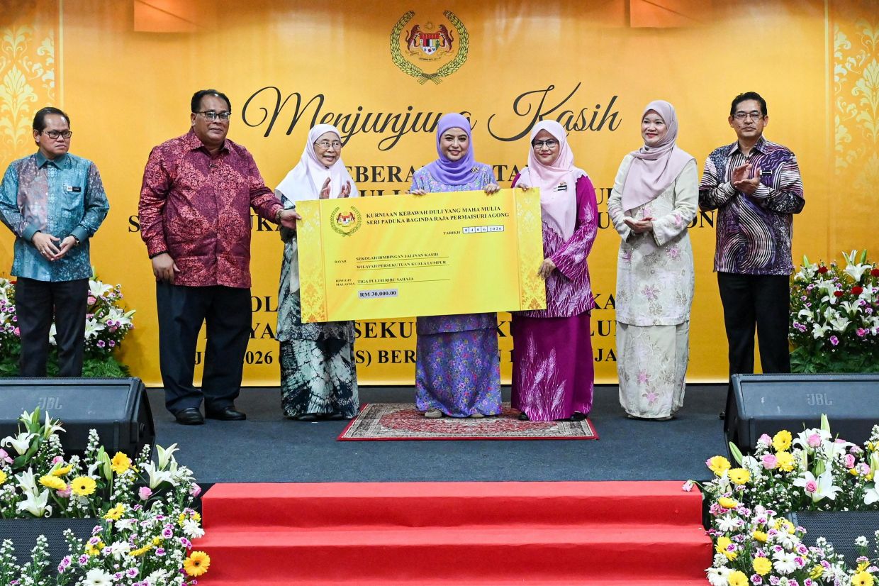 Queen presents RM30,000 contribution to Sekolah Bimbingan Jalinan Kasih ...