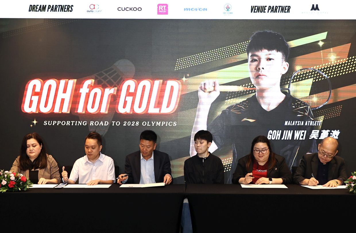 It's a deal: Goh Jin Wei signing a MoU with all sponsors in bid to qualify for the Olympic Games in 2028.-AZMAN GHANI/The Star