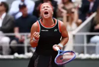 Tennis-Shnaider takes lessons from Sabalenka's Paris struggles to reach semis