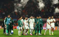 Soccer-Algeria score late to upset Dutch with surprise away win