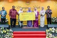 Queen presents RM30,000 contribution to Sekolah Bimbingan Jalinan Kasih