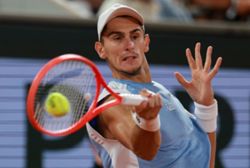 Tennis-Arnaldi through to semi-finals as fellow Italian Berrettini retires injured