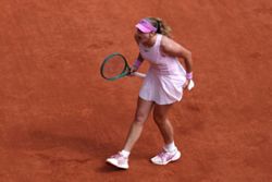 Tennis-Andreeva dismisses Kostyuk to reach French Open final