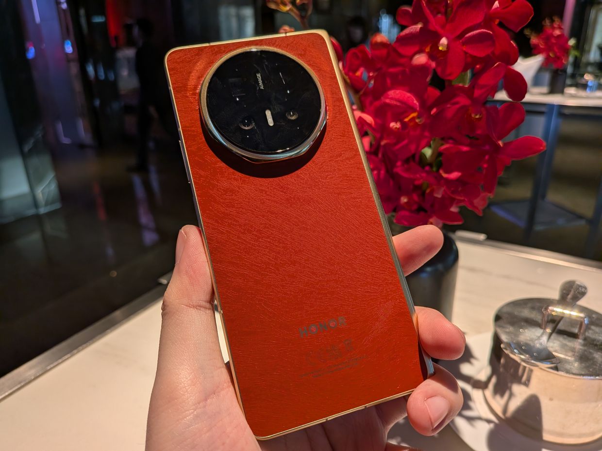 The Magic V6 is equipped with a triple camera setup, with a 50-megapixel main wide-angle shooter, a 64-megapixel periscope telephoto sensor, and a 50-megapixel ultrawide.