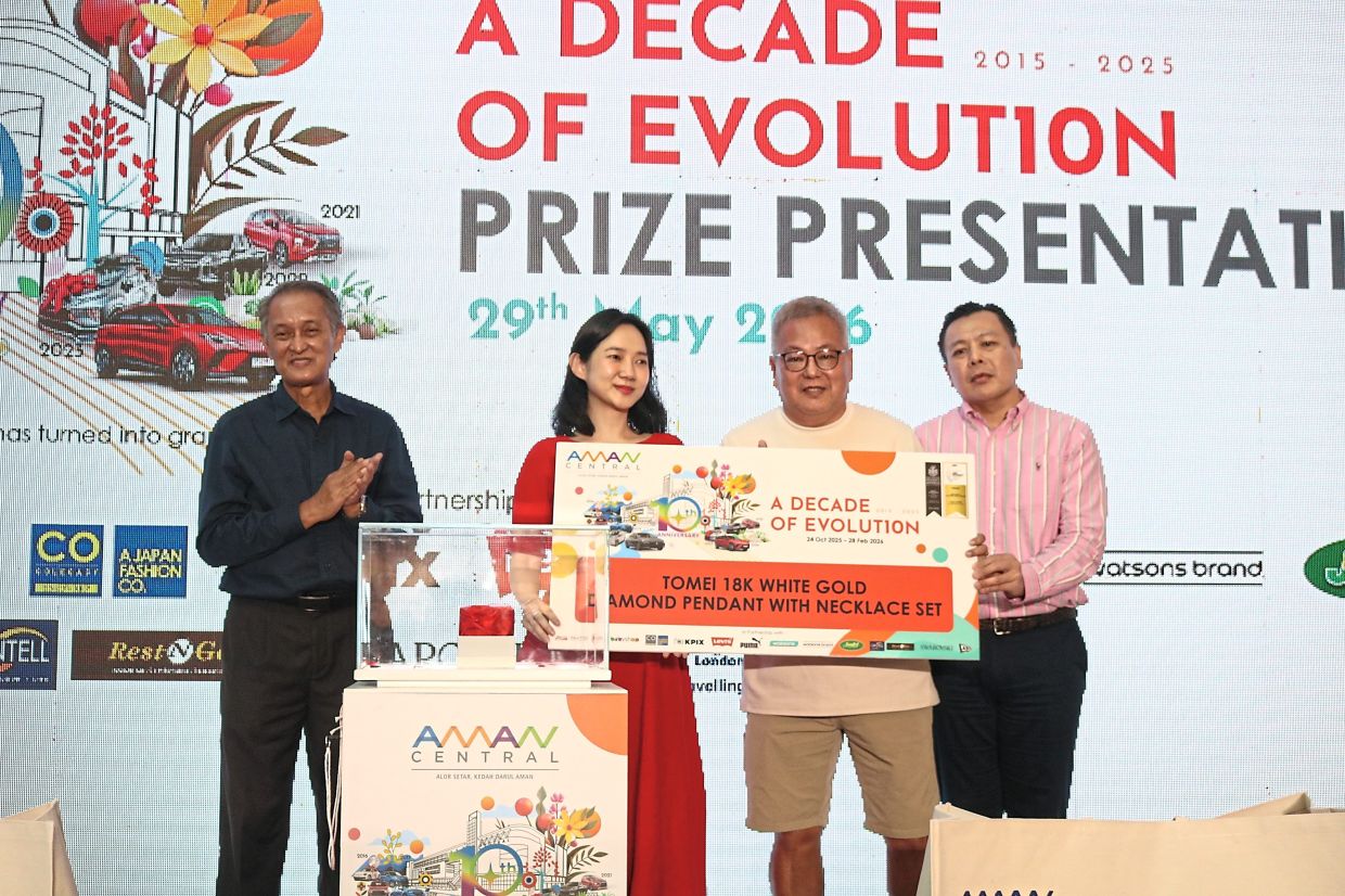 Grace (second left) and Chin (far right) presenting the second prize to winner Yew Gim Aik (second right). With them is Hayazi (far left).