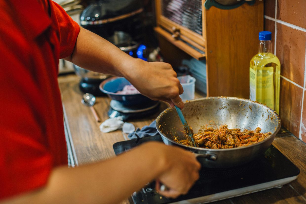The paradox of cooking is that food can often take ages to cook yet is consumed so quickly. Photo: HUYN NU MAVI/Pexels