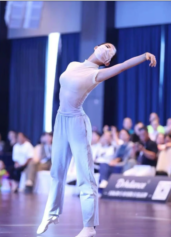 During the dance move, Han’s good right eye, face mask and patch can be clearly seen. - Sina