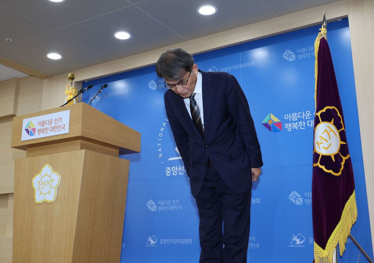 Rho Tae-ak, chairman of the National Election Commission, bowing as he apologised for the shortage of ballot papers for the local elections at the commission's headquarters in Gwacheon on June 5, 2026. South Korean riot police cleared protesters from a Seoul polling station on June 5, after a 35-hour blockade sparked by a ballot shortage during local elections that also led the national election chief to resign. - AFP