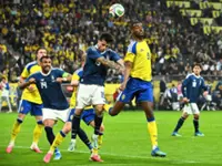 Soccer-Greece spoil Sweden's pre-World Cup party with 2-2 friendly draw