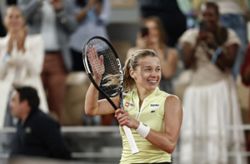 Tennis-A bubble and some tea as Chwalinska keeps focus before final