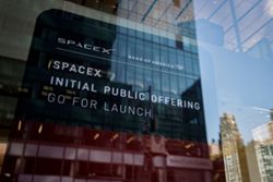 Exclusive-SpaceX tells banks it won't move its $135-a-share IPO price