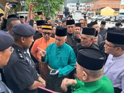 Cops bar entry to Tunku Besar Tampin's official residence