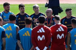 Soccer-De La Fuente's Spain built on family, faith and long road from 'Luis de la Who?'