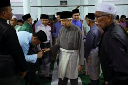 Tuanku Muhriz performs Friday prayers at Masjid Kariah Gunung Pasir, Seri Menanti