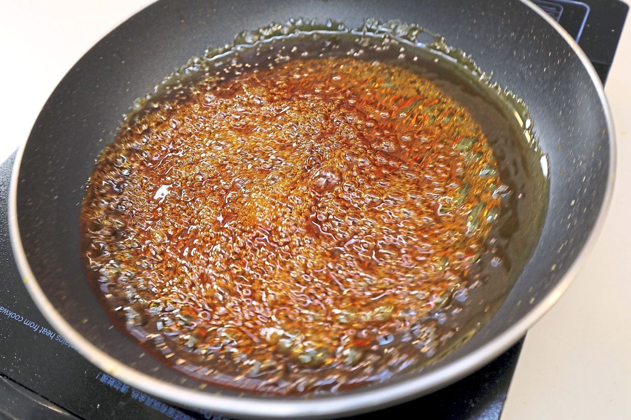 Melt the sugar until dark golden, deglaze with water and pour into baking.