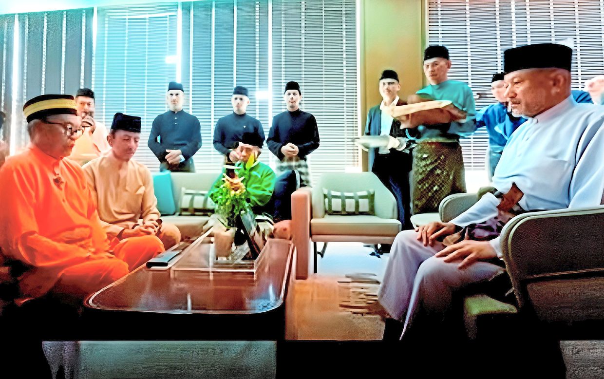 The Undang and Tunku Besar Tampin proclaimed Tunku Nadzaruddin in a ceremony held at a hotel in Melaka after police refused to allow it to be held at the official residence of the Tunku Besar Tampin.