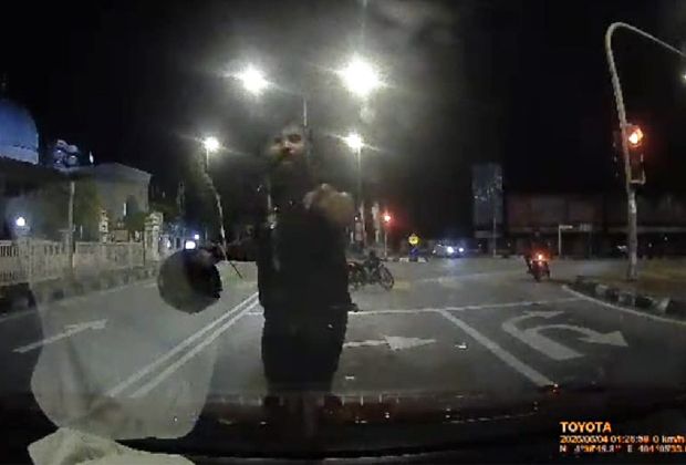 QuickCheck: Did a motorcyclist smash a car's windscreen in Ipoh?