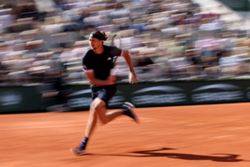 Tennis-Resolute Zverev reels in Mensik to return to French Open final