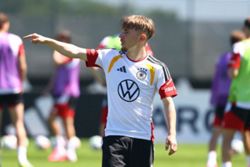 Soccer-Germany teenager Karl injured in training, says Germany coach Nagelsmann