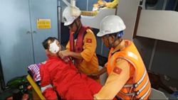 Vietnamese rescuers save Chinese sailor with severe eye injury off Khanh Hoa coast