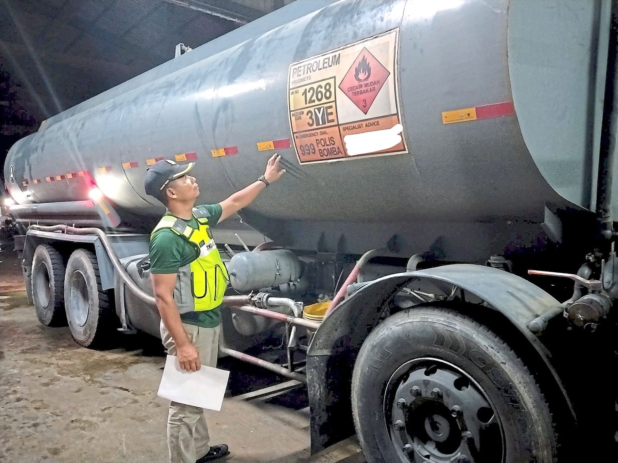 A pre-dawn raid by the Domestic Trade and Cost of Living Ministry at a fishing jetty in Hutan Melintang led to the seizure of thousands of litres of diesel worth about RM202,000.
