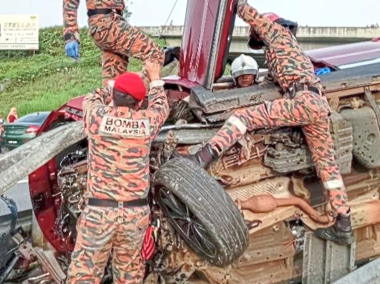A woman whose left leg was severed in an accident on the East Coast Expressway 2 has died while receiving treatment in hospital.