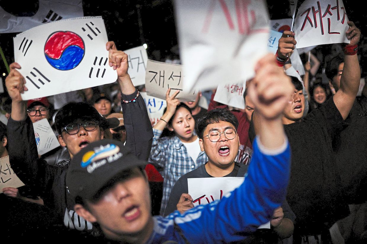 More than 6,000 people protested at a vote-counting centre i