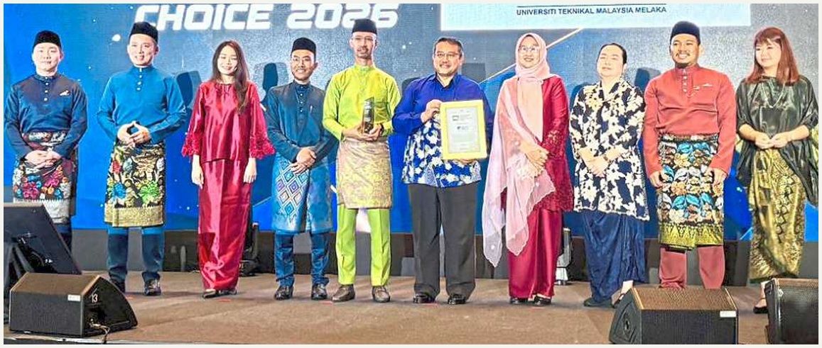Employers’ choice: Sabri (fifth from right), flanked by Hazli Rafis (left) and Nadlene, posing with the award.