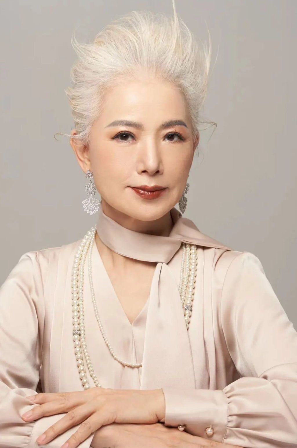 Yingzi, above, looks straight into the camera as she carries off the “ice queen” look with aplomb. - Photo: qq.com