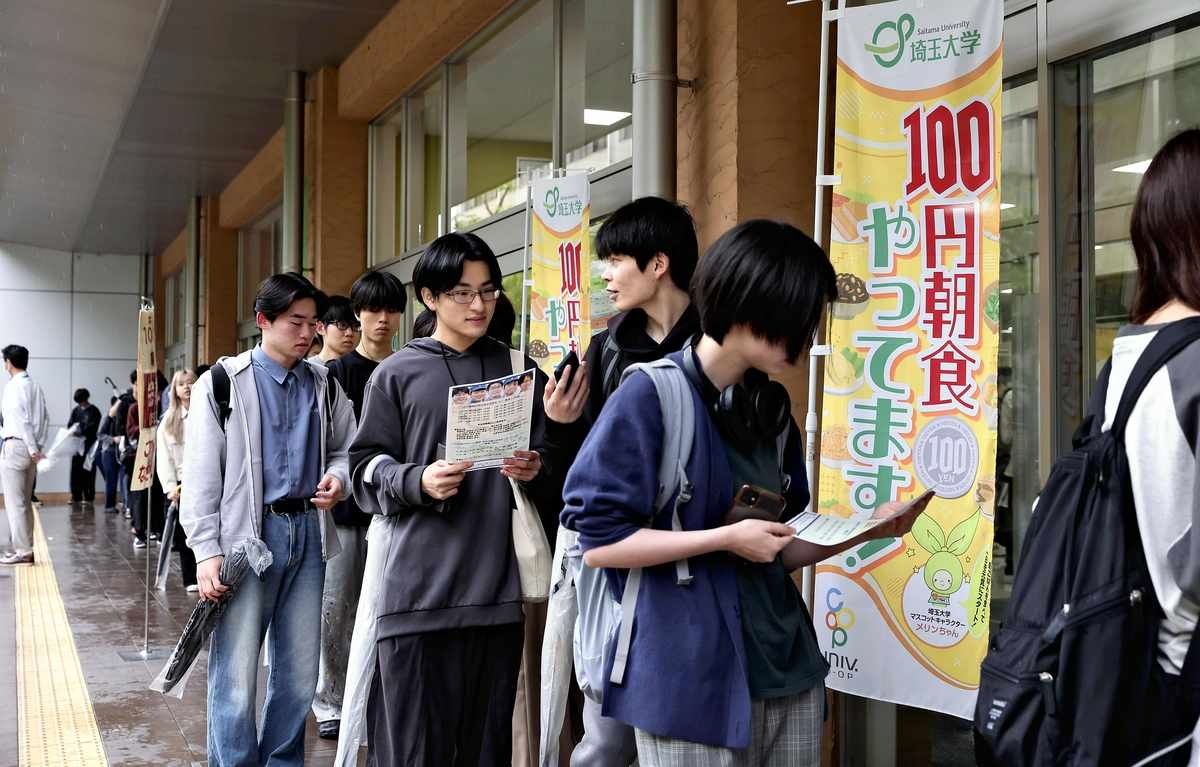 Students line up for the ¥100 breakfast at Saitama University in Saitama City on May 22. - Photo: The Yomiuri Shimbun