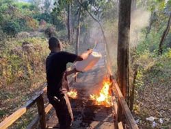 Thais allegedly burn access stairs to Cambodian temple