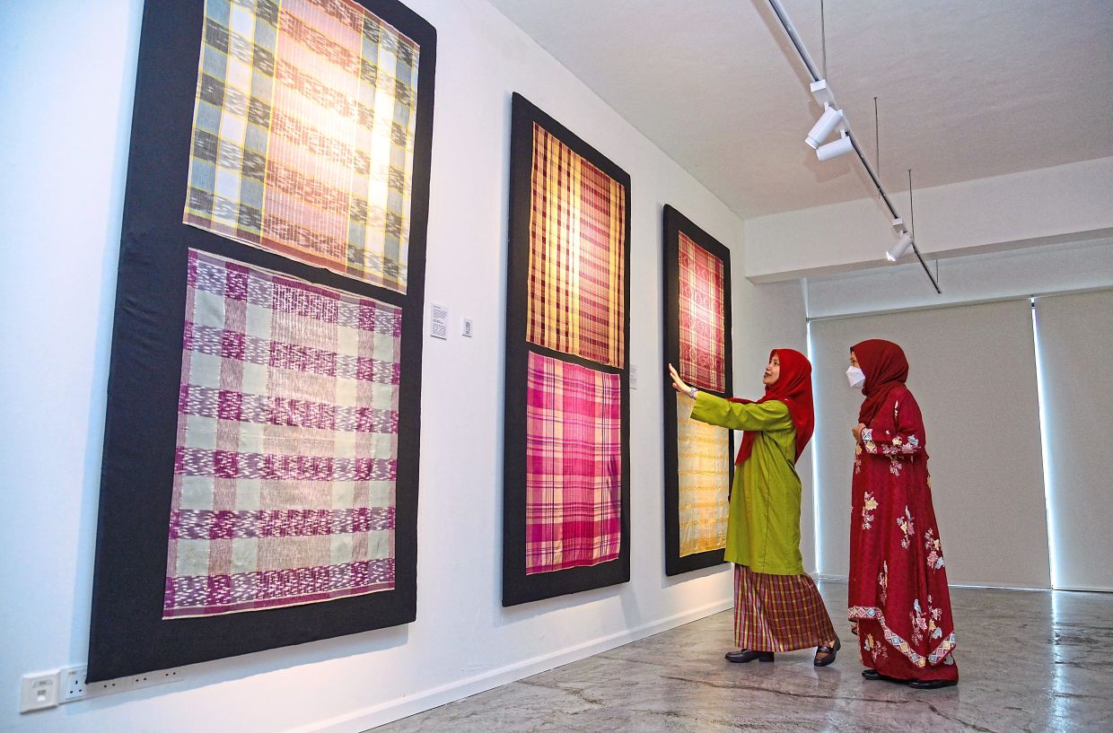 Visitors viewing pieces from Khairulanwar’s collection. 