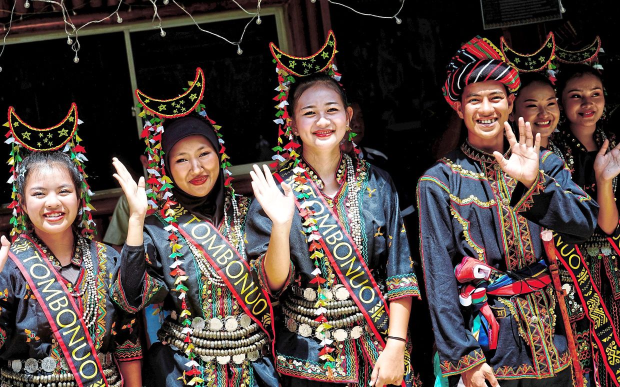 A group representing the Tombonuo community at Hongkod Koisaan.